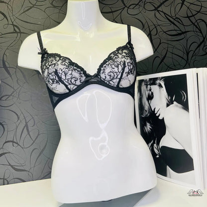 Lace-trimmed black and white bra on a mannequin for Elegantní Larreta Bra