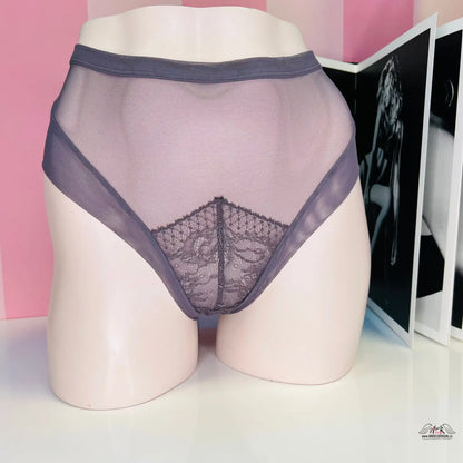 Průhledné šedé krajkové kalhotky na torzu manekýna Elegantní Levandulová Krajka