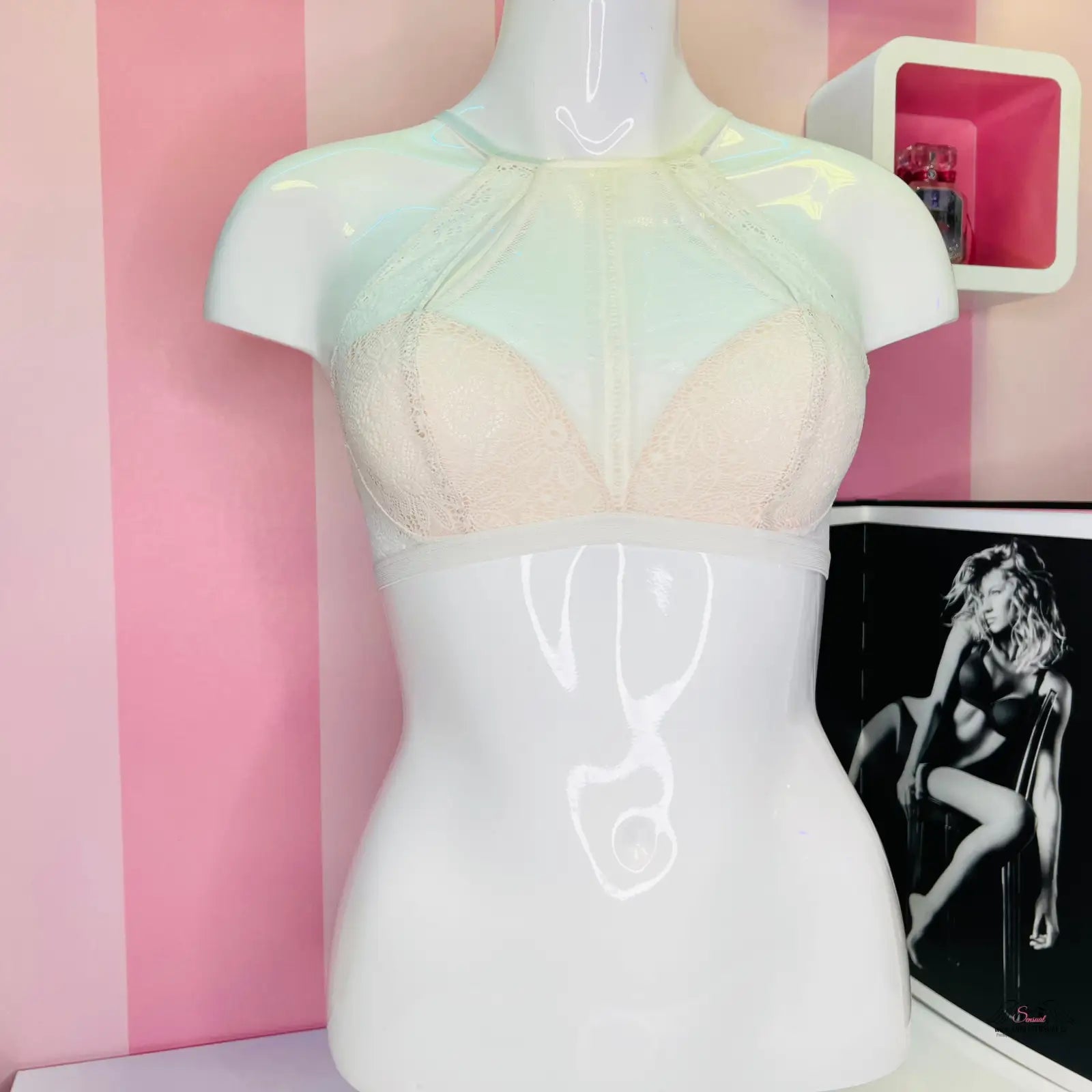 Krajková braletka na manekýně od Victoria’s Secret v elegantním stylu