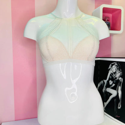 Krajková braletka na manekýně od Victoria’s Secret v elegantním stylu