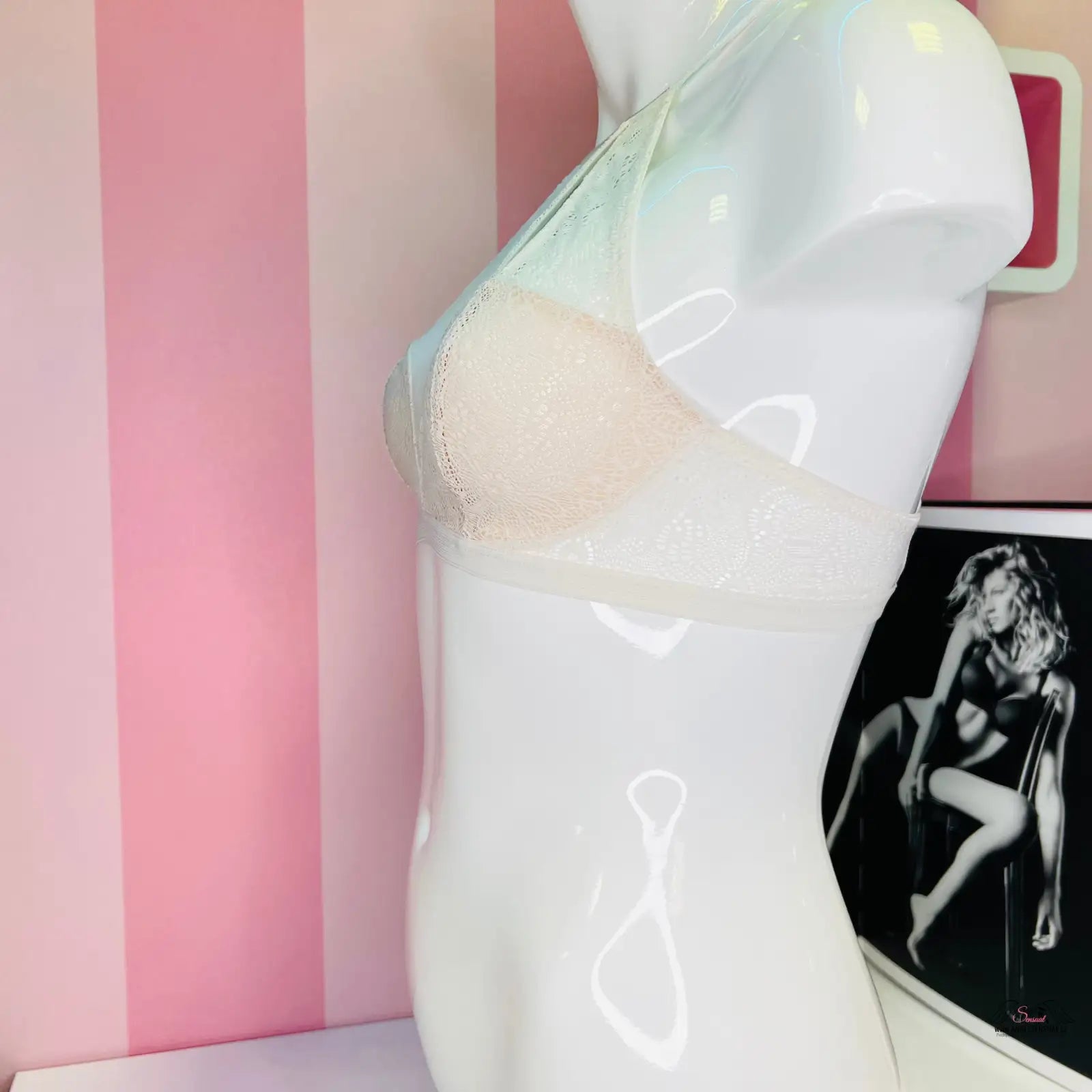 Stylová krajková braletka od Victoria’s Secret na manekýně v elegantním designu
