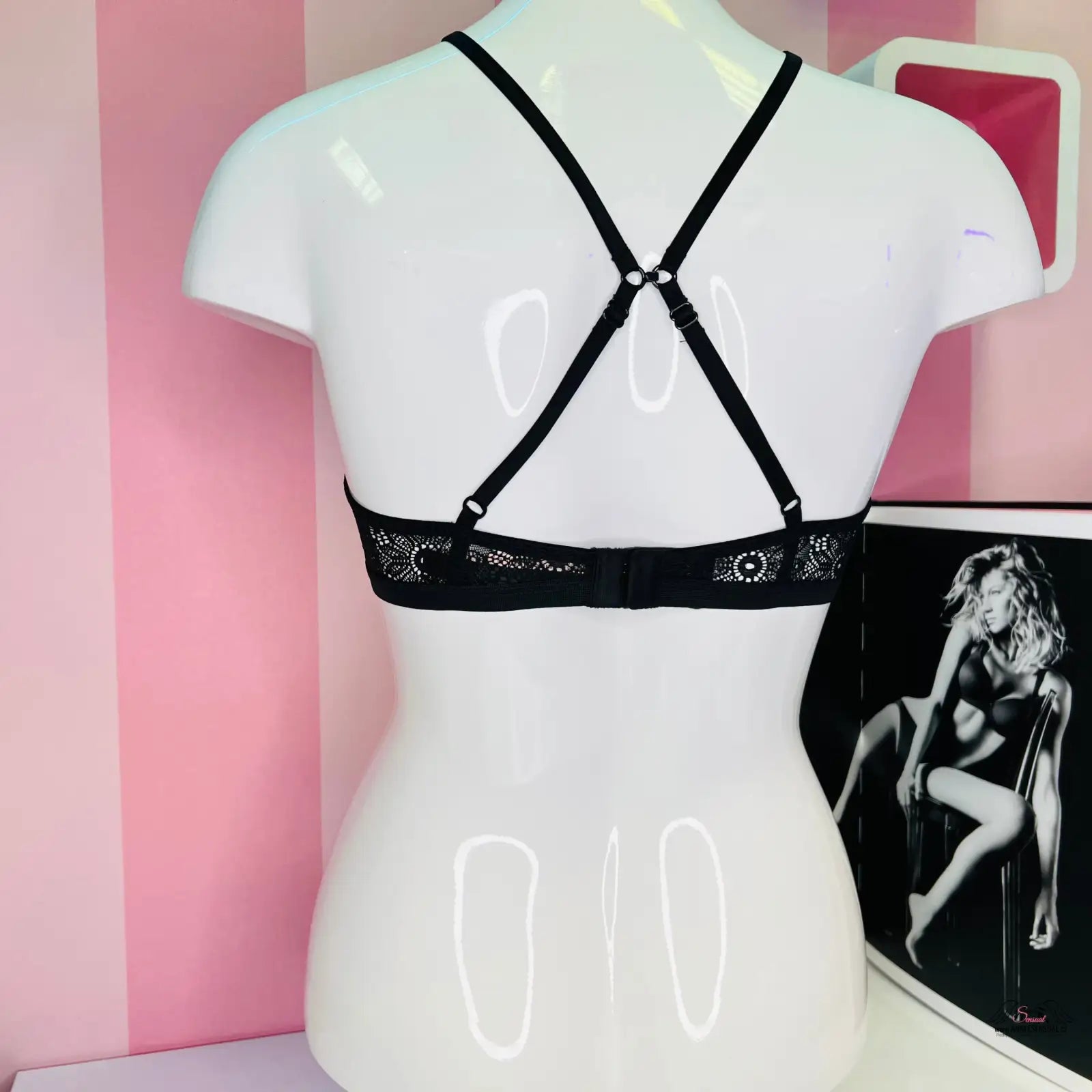 Černá krajková podprsenka na manekýně od Victoria’s Secret pro elegantní styl