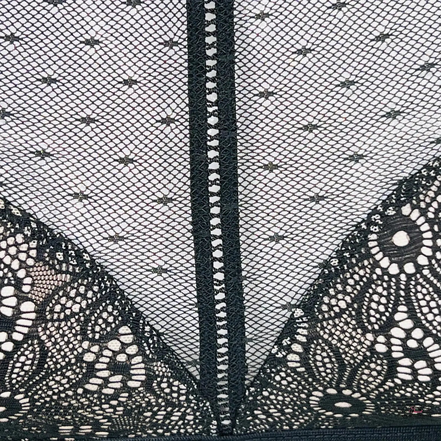 Elegantní luxusní černá krajková braletka od Victoria’s Secret