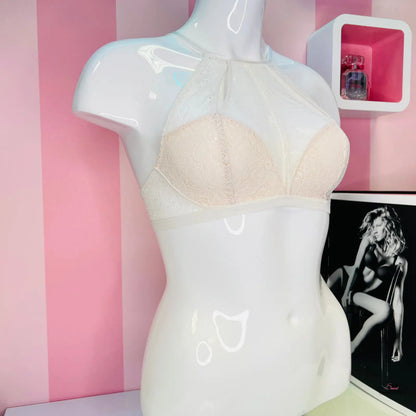 Bílý manekýn s béžovou podprsenkou značky Victoria’s Secret