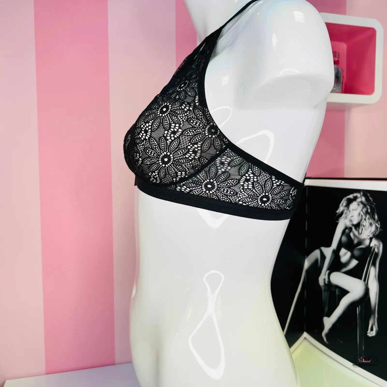 Černá krajková podprsenka od Victoria’s Secret v elegantním stylu