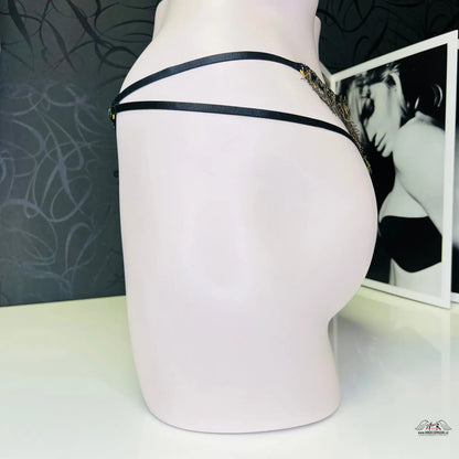 Mannequin v černím spodním prádle s Elegantní Luxusem: Tanga Castalia