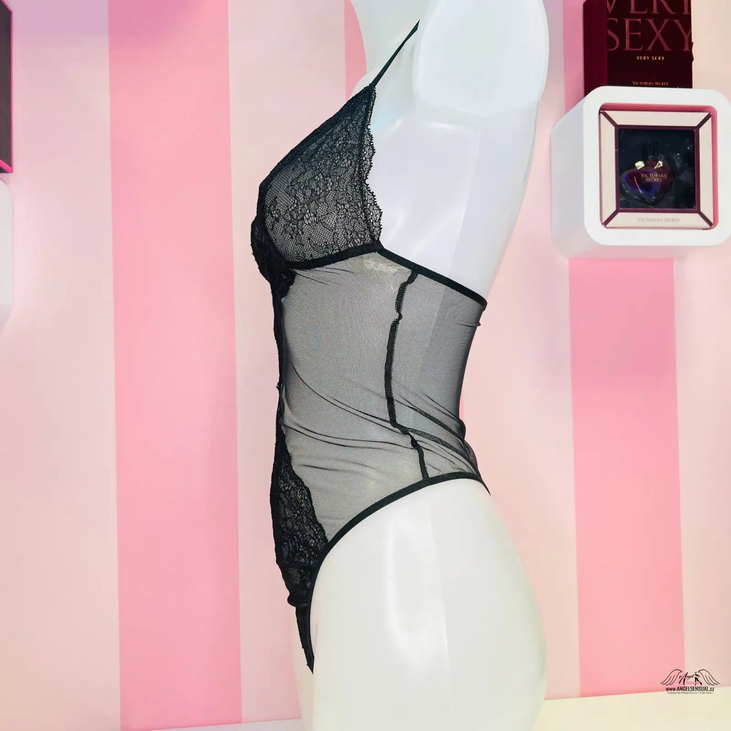 Černé a šedé krajkové body vystavené na manekýně pro elegantní styl