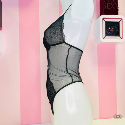 Černé a šedé krajkové body vystavené na manekýně pro elegantní styl