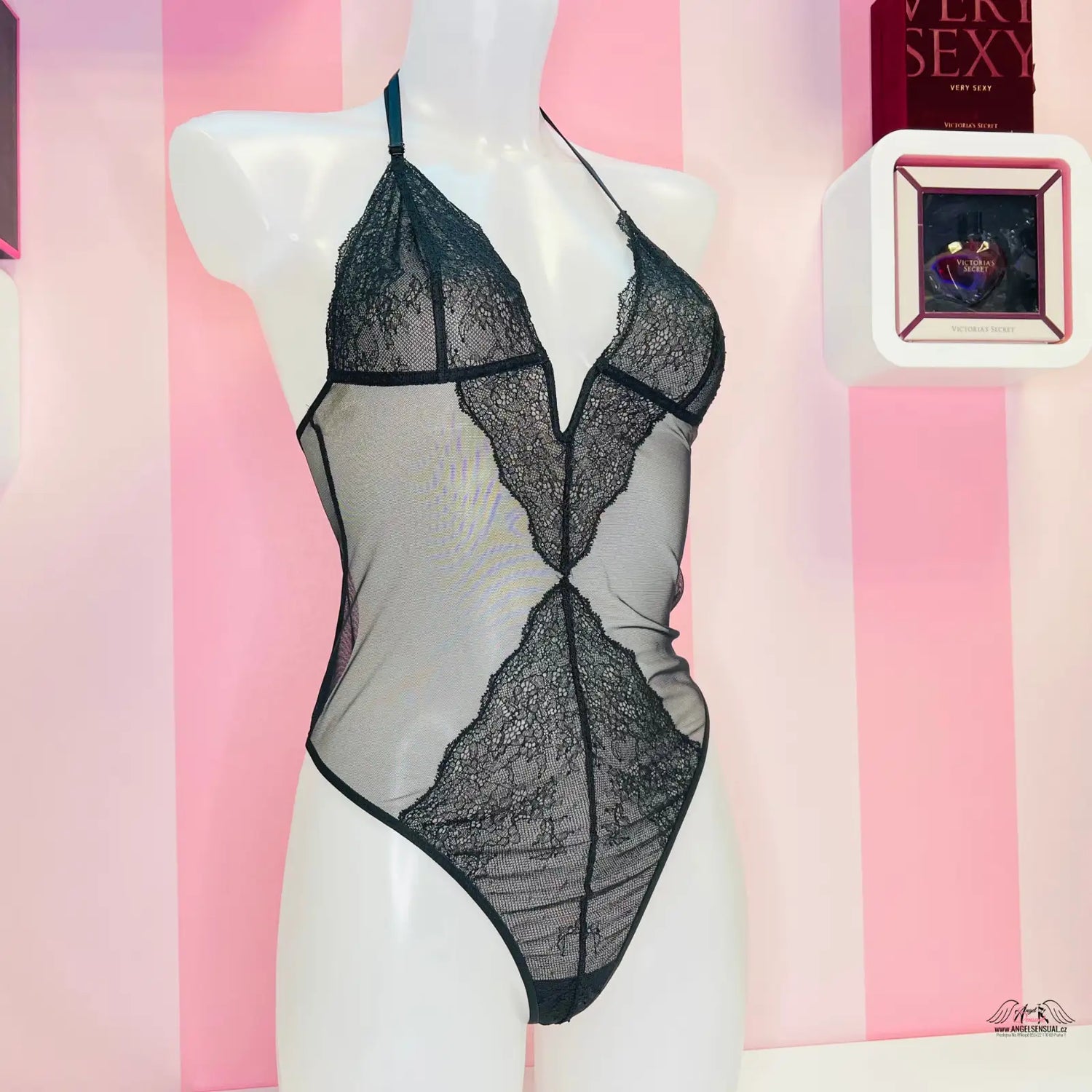 Černý krajkový a síťovaný bodysuit s ramínky na manekýně Elegantní Luxusní Krajkové Body