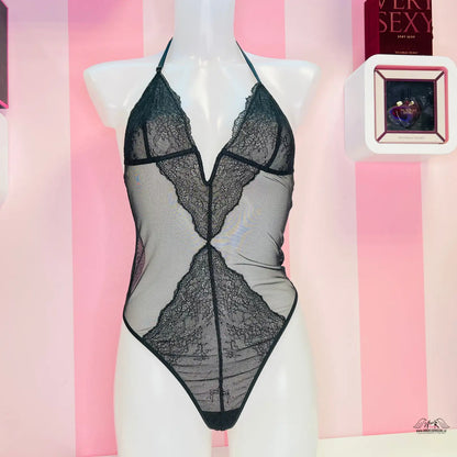 Černé krajkové a síťované body s hlubokým výstřihem pro elegantní styl