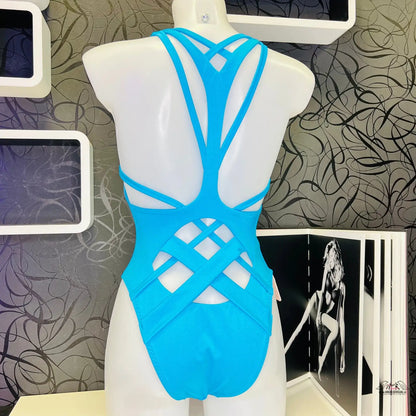 Modré plavky Keia s propracovaným strappy designem na bílém manekýnu