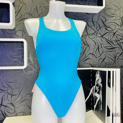 Jasně modré jednodílné plavky na bílém manekýnu Elegantní Modré Plavky Keia