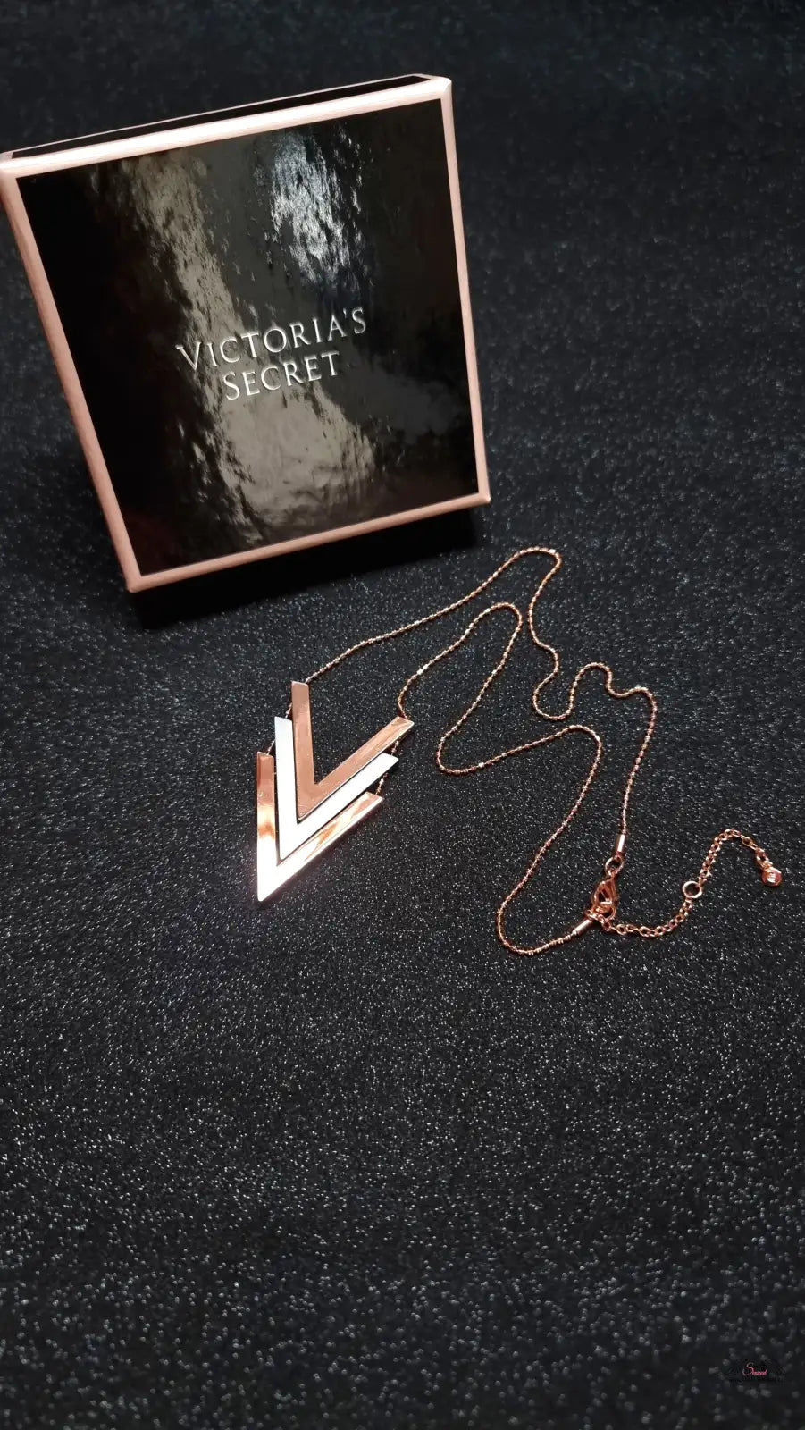 Elegantní růžovo-zlatý náhrdelník s chevronem a krabice Victoria’s Secret