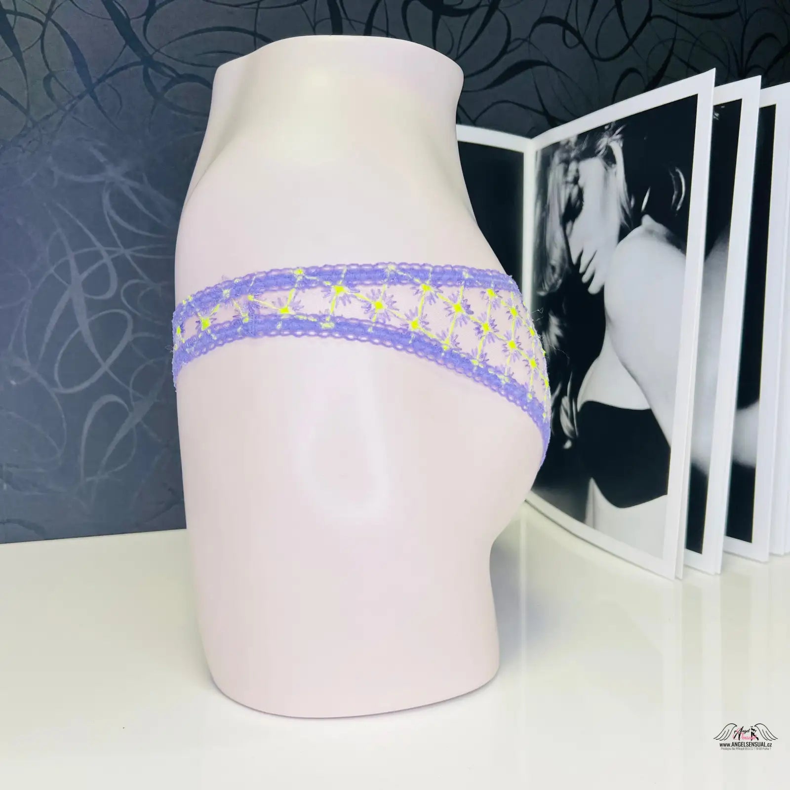 Fialovo-žluté krajkové tangá na světle růžovém manekýnu jako Elegantní Nancee