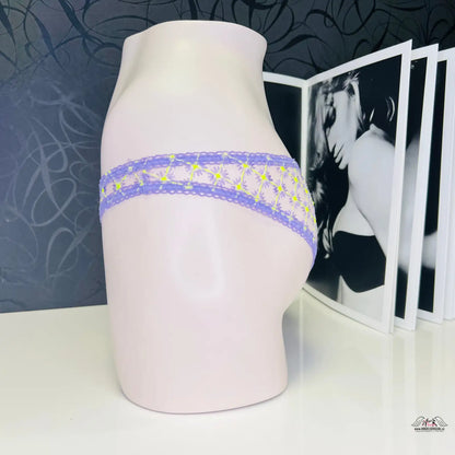 Fialovo-žluté krajkové tangá na světle růžovém manekýnu jako Elegantní Nancee