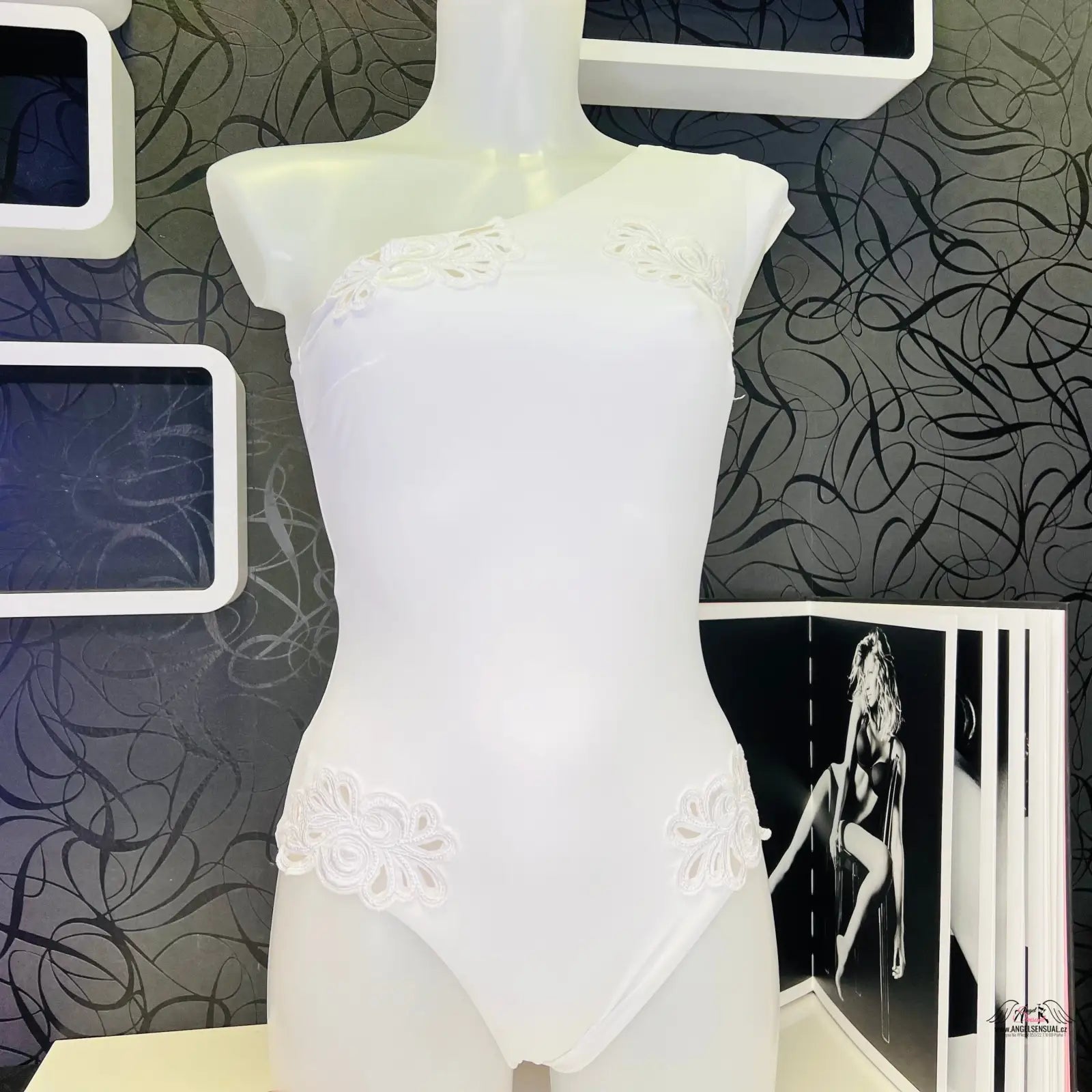 Bílý jednodílný body s květinovou krajkou z Elegantních Plavek Cilla