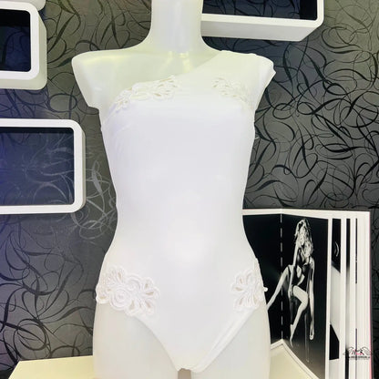 Bílý jednodílný body s květinovou krajkou z Elegantních Plavek Cilla