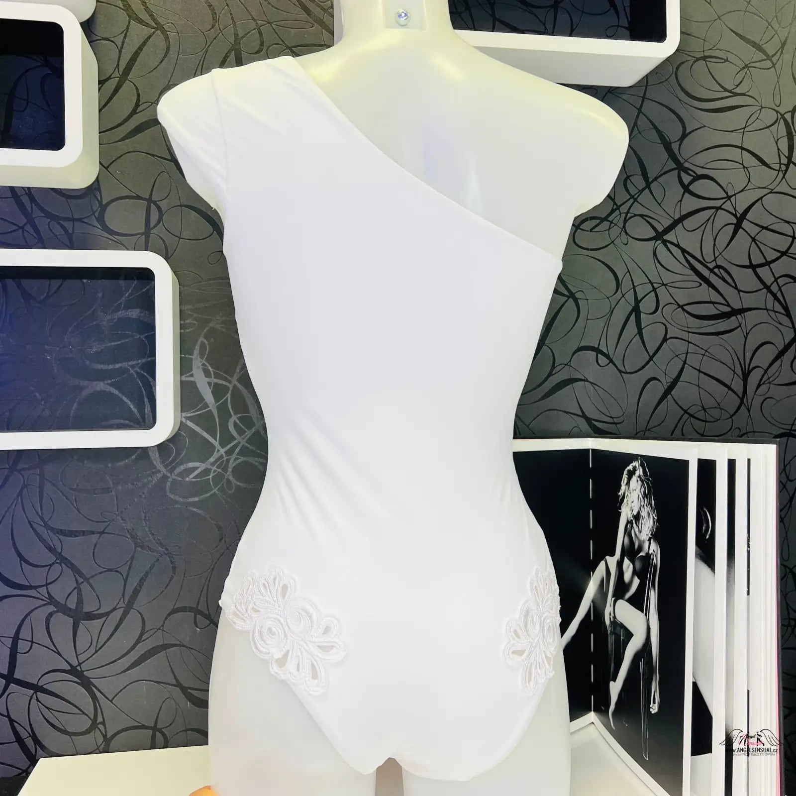 Bílý jednoramenný body s květinovou krajkou v Elegantní Plavky Cilla