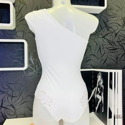 Bílý jednoramenný body s květinovou krajkou v Elegantní Plavky Cilla