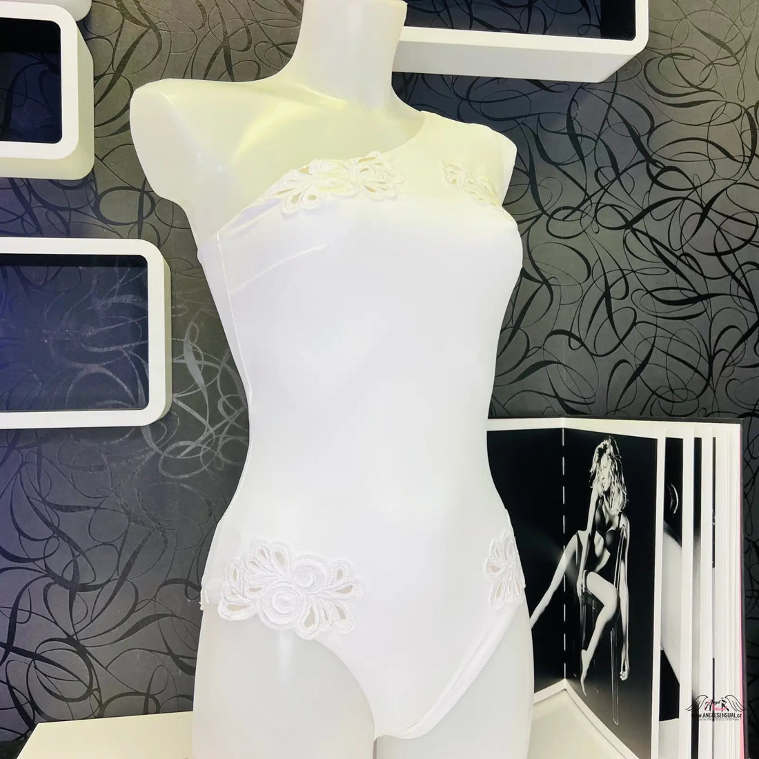 Bílý body na jedno rameno s krajkovým lemem z kolekce Elegantní Plavky Cilla