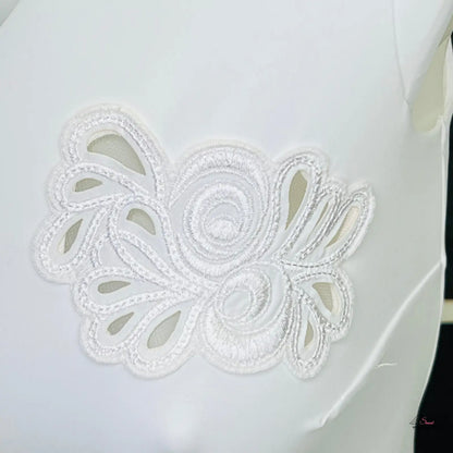 Bílá květinová krajková aplikace na elegantních plavkách Cilla pro letní styl