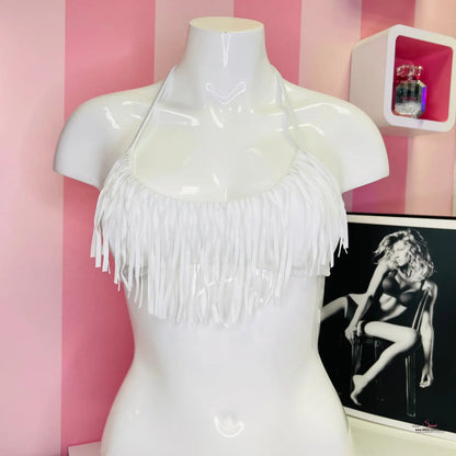 Bílý manekýn v třásňovém halter topu Elegantních plavek Agent Provocateur