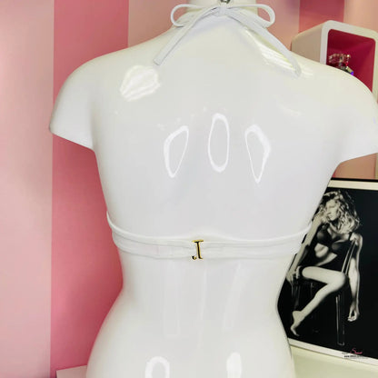 Bílá manekýn s mašlí na krku pro Elegantní Plavky Agent Provocateur