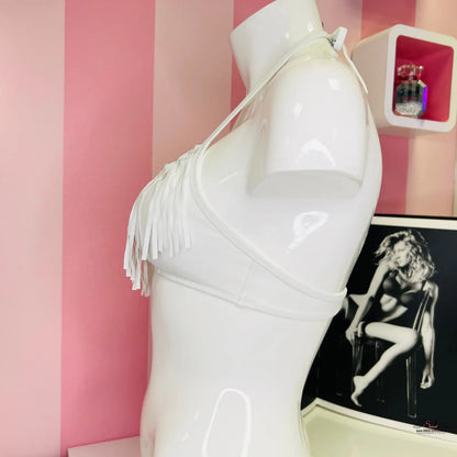 Bílý manekýn s třásněmi na rameni pro elegantní plavky Agent Provocateur