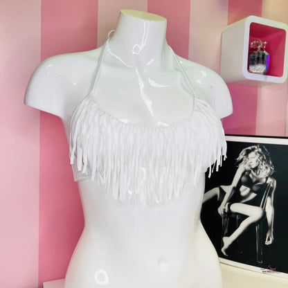 Bílý halter bikiny top s třásněmi vystavený na manekýně Agent Provocateur