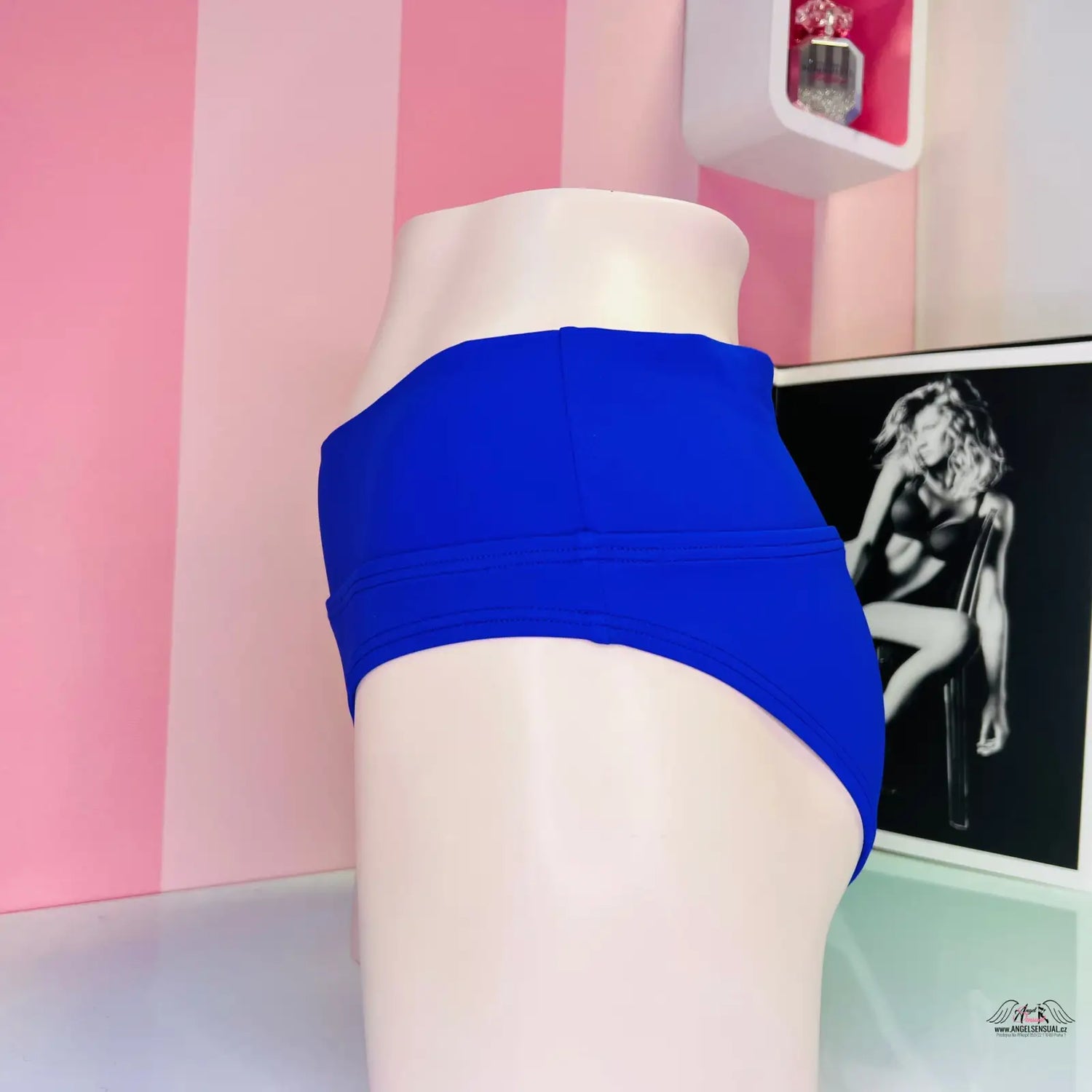 Royal modré bikiny spodní část na bílé figuríně vystavené jako Elegantní Plavky