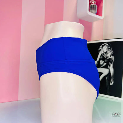 Royal modré bikiny spodní část na bílé figuríně vystavené jako Elegantní Plavky