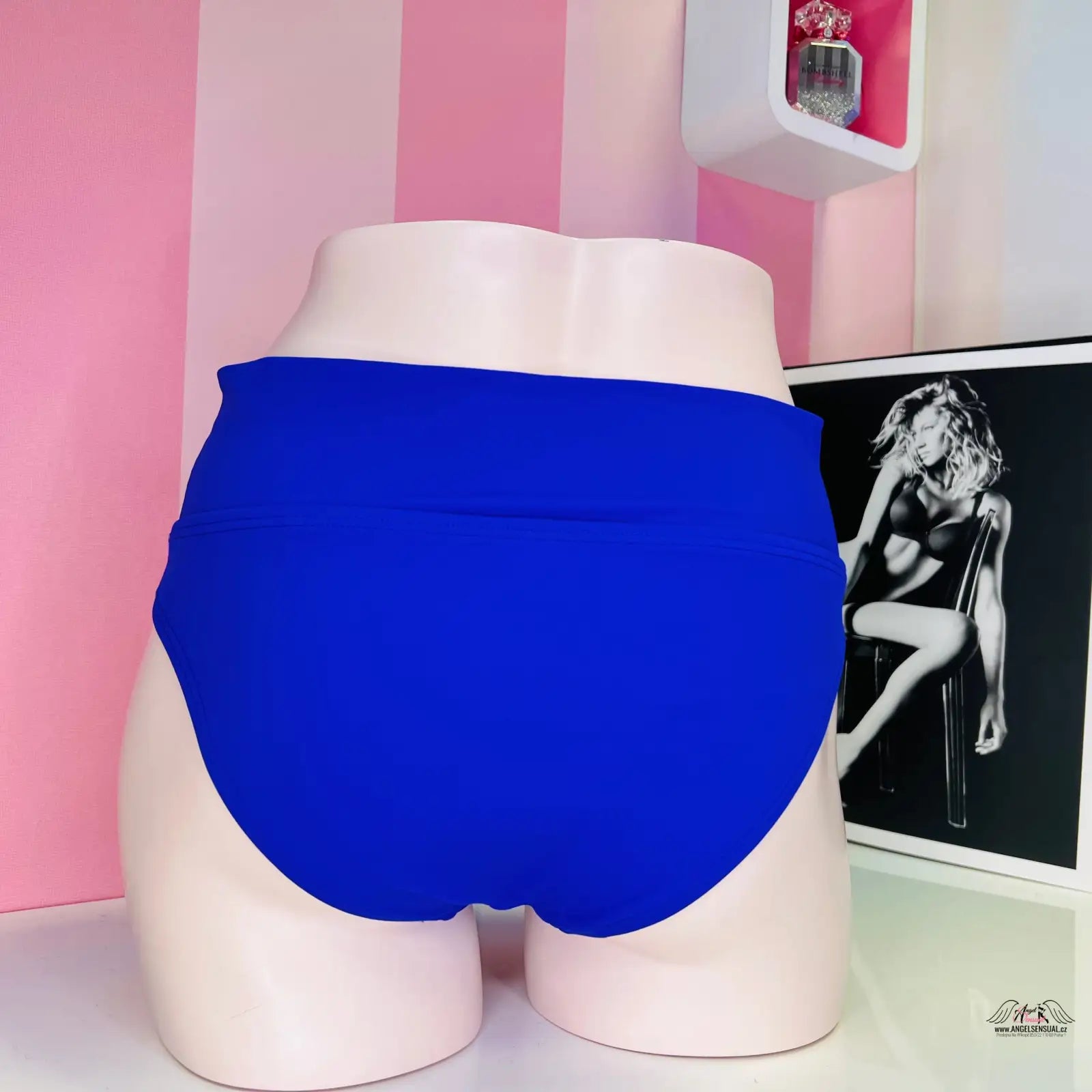 Royal modrý bikini spodek na bílém manekýnu pro Elegantní Plavky s vysokým pasem