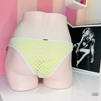 Manekýn dolní část těla v žlutém puntíkovaném spodním prádle Victoria’s Secret