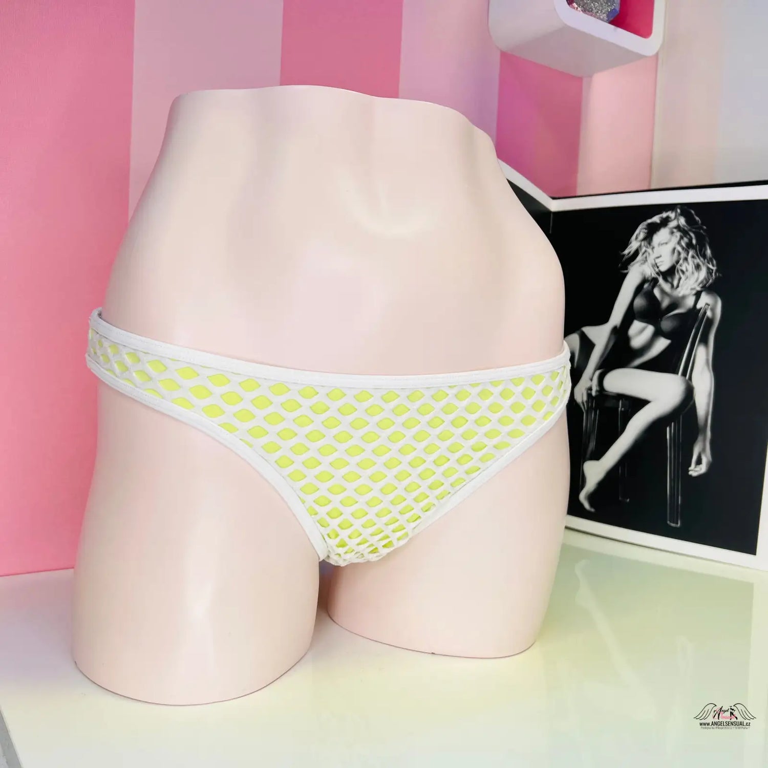 Manekýn dolní část trupu v žlutých puntíkovaných kalhotkách Victoria’s Secret