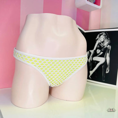 Manekýn dolní část trupu v žlutých puntíkovaných kalhotkách Victoria’s Secret
