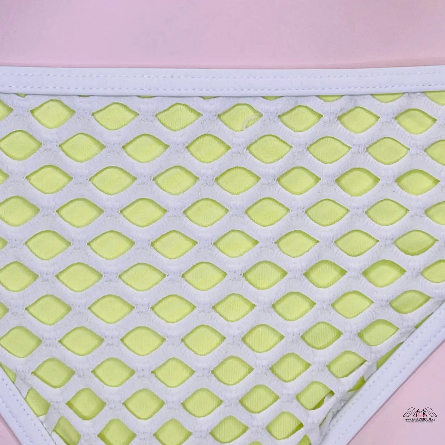 Bílé spodní prádlo s žlutým diamantovým vzorem od Victoria’s Secret