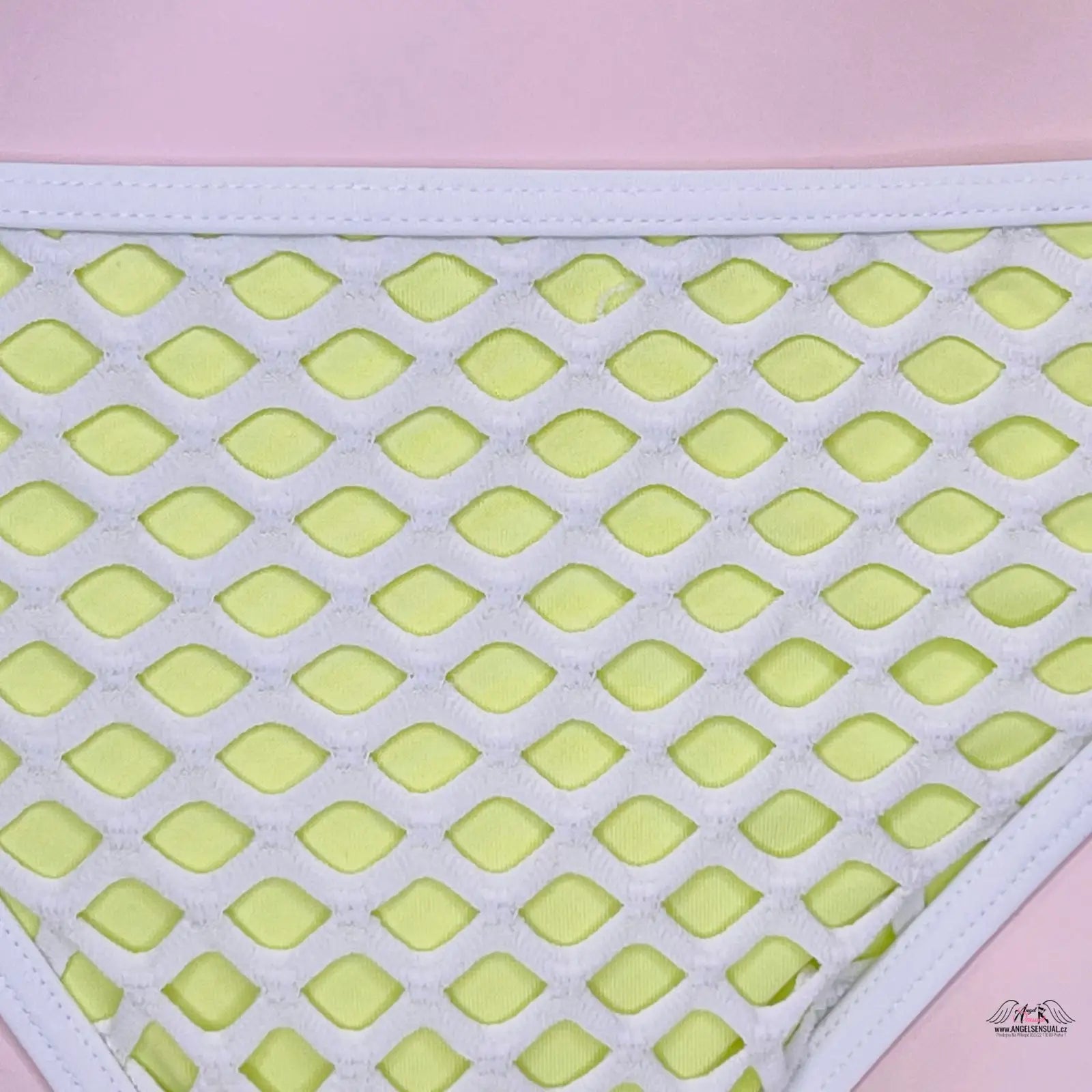 Bílé spodní prádlo s žlutým diamantovým vzorem od Victoria’s Secret