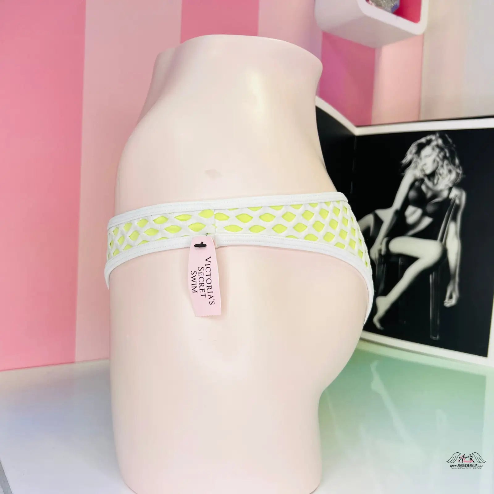 Manekýn v polka dot spodním prádle s cenovkou, součást Elegantní Plážová Proměna