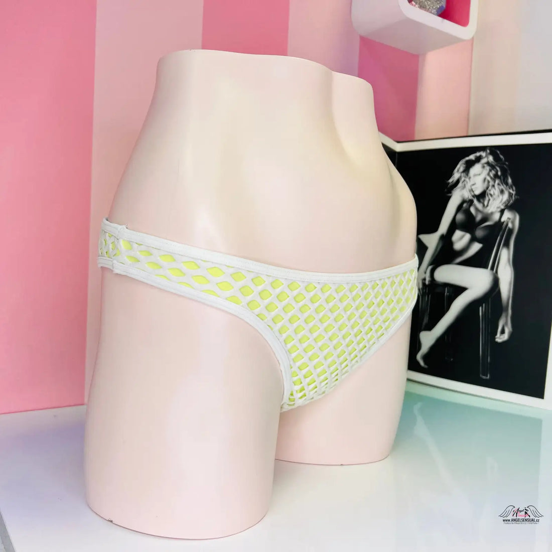 Manekýn dolní část trupu v žluto-bílém vzorovaném spodním prádle Victoria’s Secret