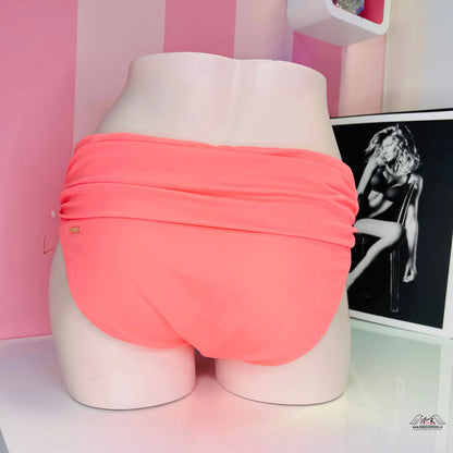 Korálové plavkové spodky s řasením pro elegantní plážový styl každé postavy