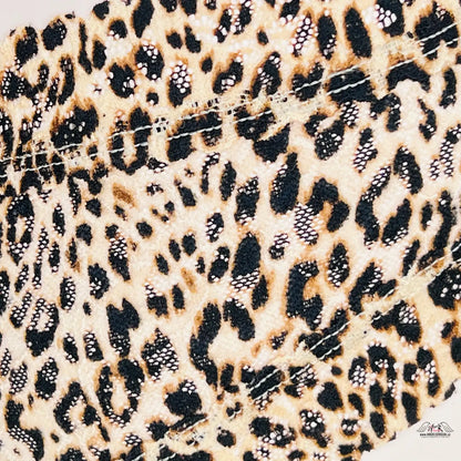 Leopardí potisk látky s černými skvrnami na béžovém pozadí pro brazilky Victoria’s Secret