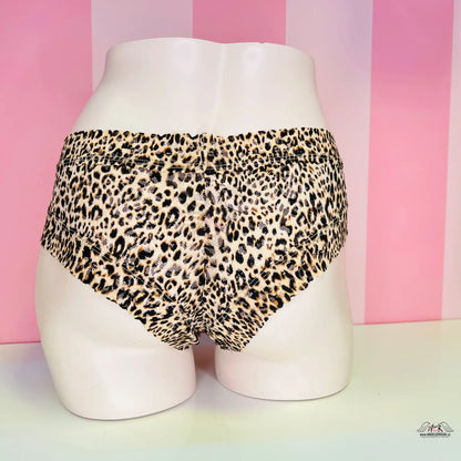 Leopardí vzorové spodní prádlo na bílém manekýně od Victoria’s Secret