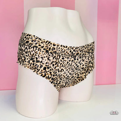 Leopardí vzorované kalhotky na bílém manekýně od Victoria’s Secret