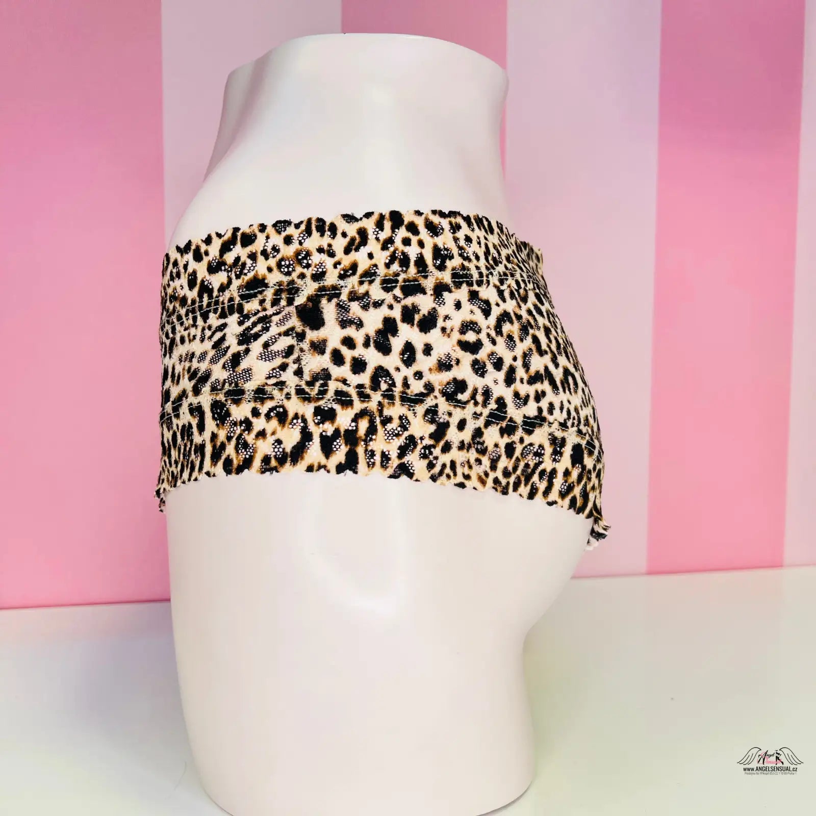Bílá keramická váza s leopardím potiskem uprostřed v elegantním designu
