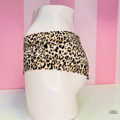 Bílá keramická váza s leopardím potiskem uprostřed v elegantním designu