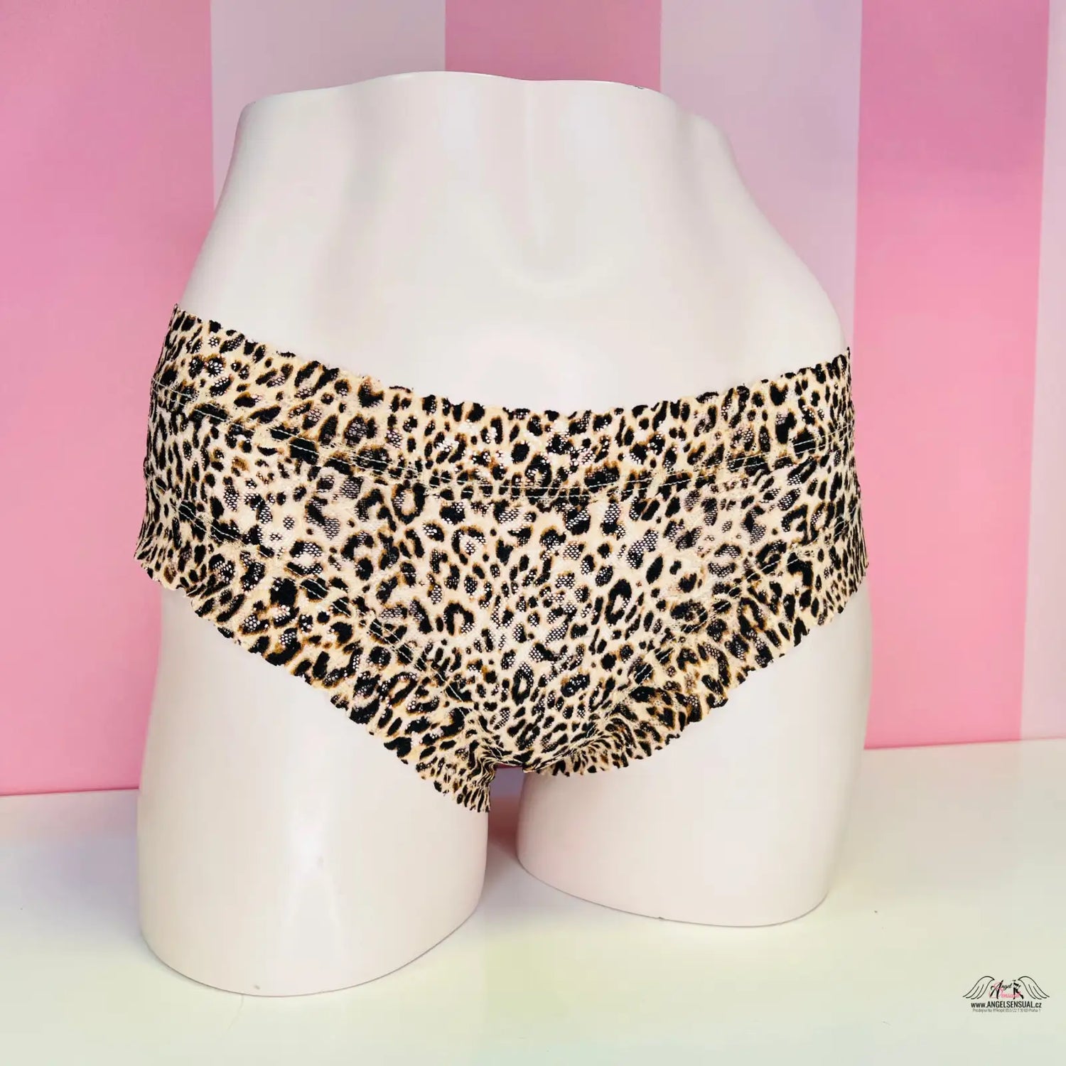 Leopardí vzorové spodní prádlo na bílém manekýnovi od Victoria’s Secret