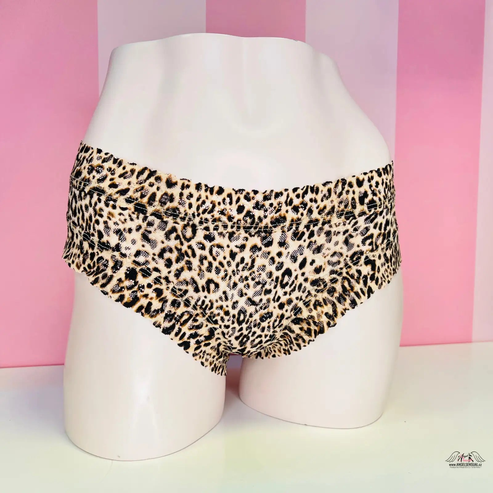 Leopardí vzorové spodní prádlo na bílém manekýnovi od Victoria’s Secret
