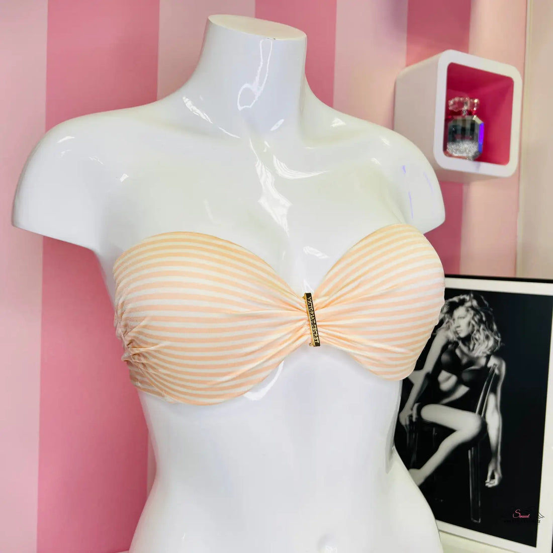 Elegantní pruhovaný bandeau podprsenka v broskvové a bílé se zlatou sponou