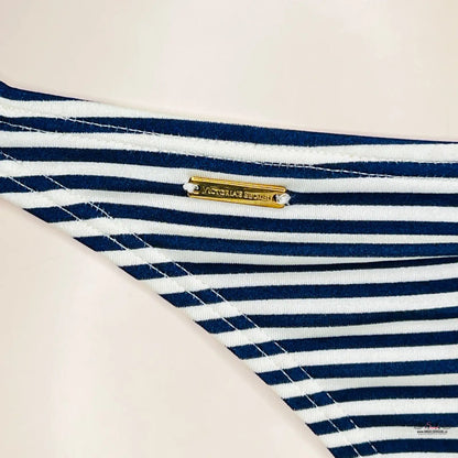 Pruhovaný plavkový spodek s zlatou etiketou pro elegantní styl