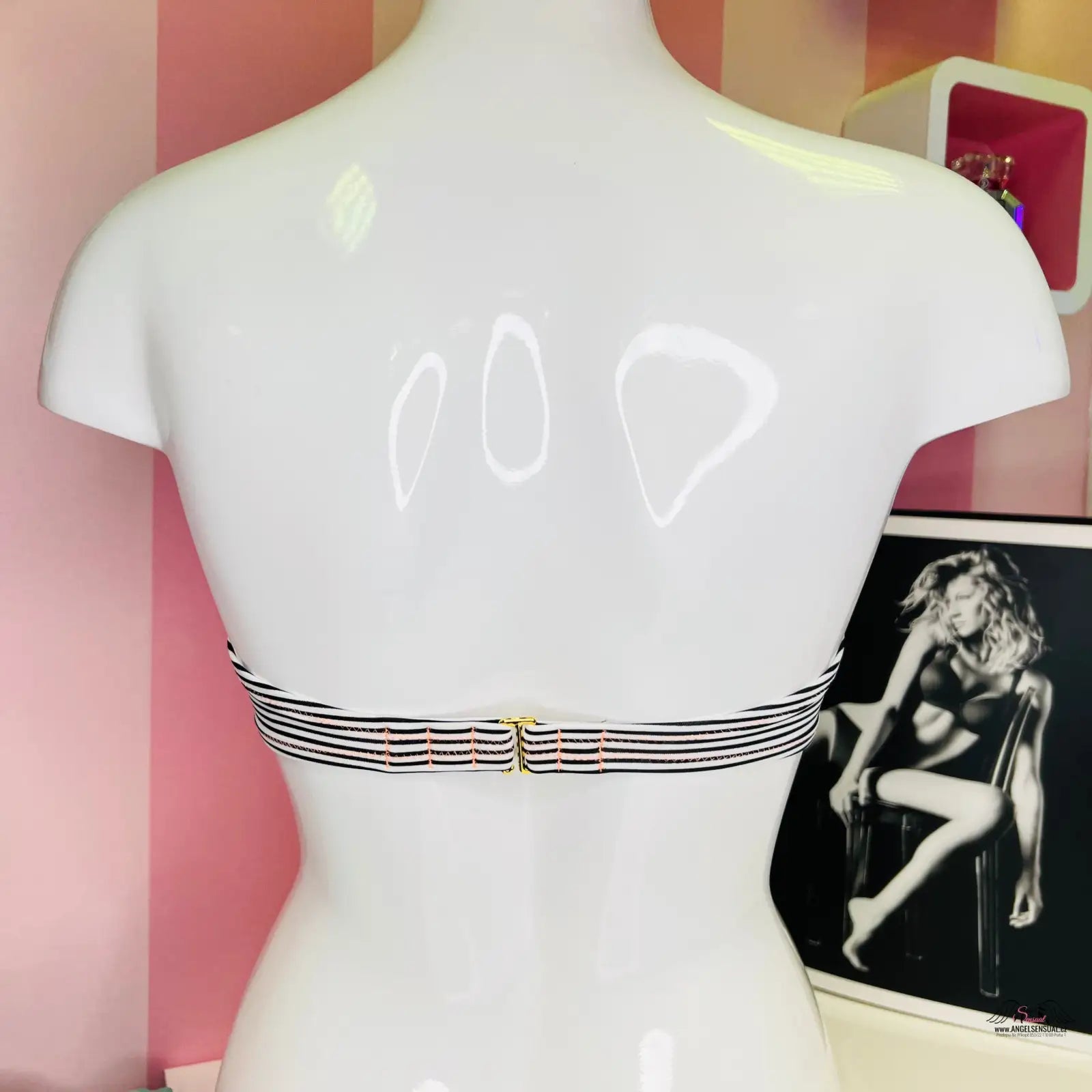 Bílý manekýn s pruhovaným bandeau topem Elegantní pruhovaný plavkový top